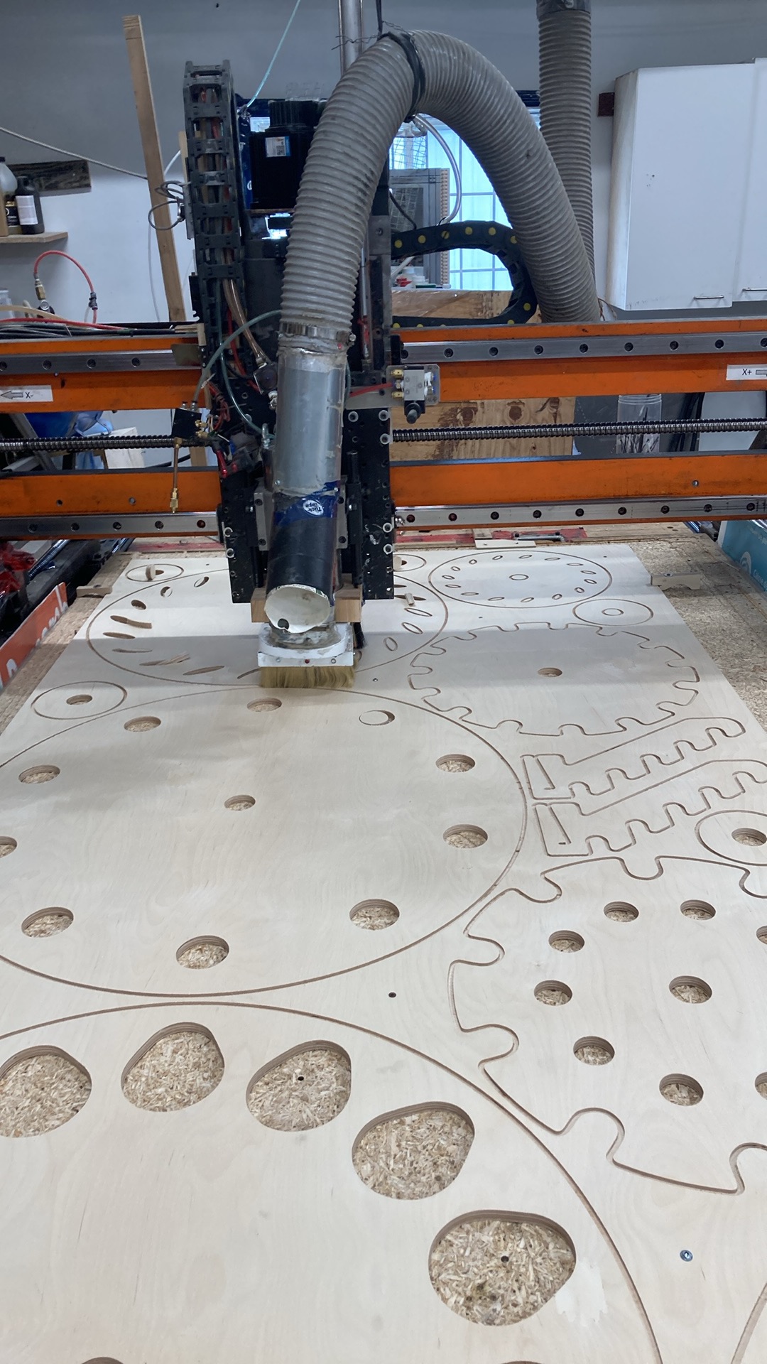 Découpe de pièces en bois sur une machine CNC